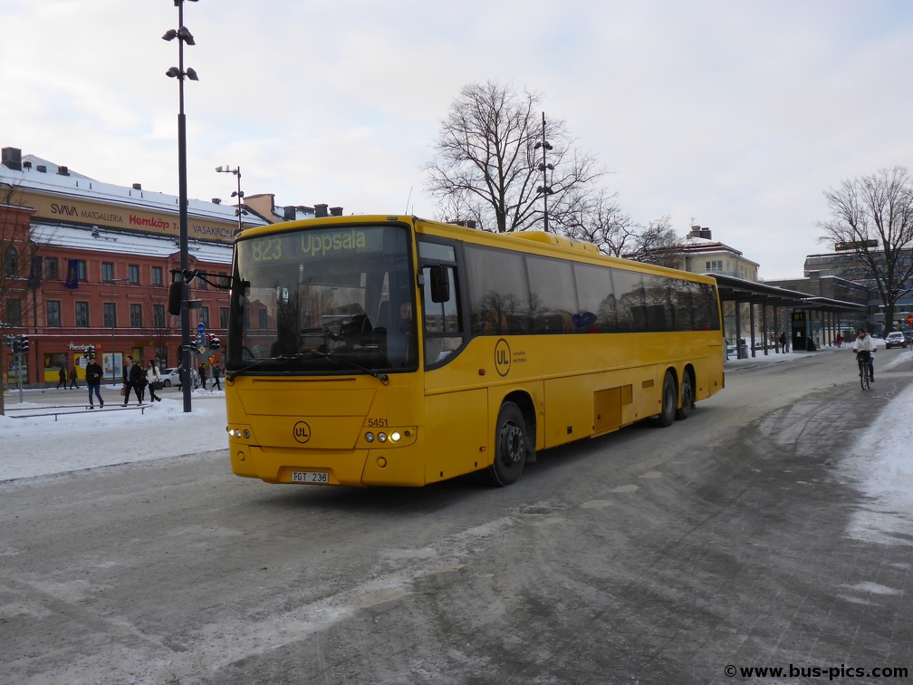 Uppsala C -- linje 823 -- Nobina (UL) 5451