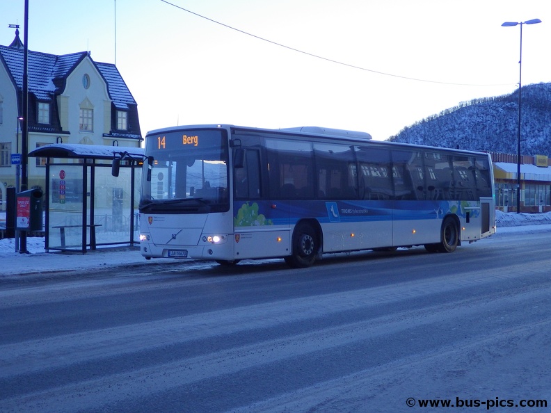 Harstad Bussterminal -- linje 14 -- Boreal Transport 33 / Troms fylkestraffik N1353