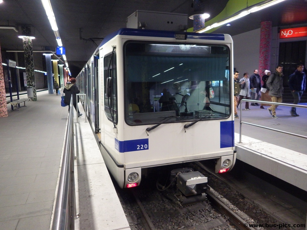Lausanne-Flon -- ligne m1 -- TL 220